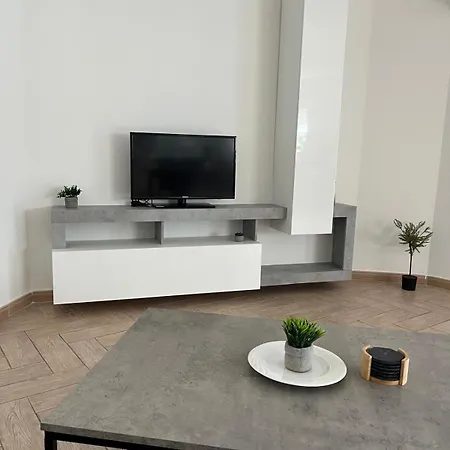 Apartmán Free Wifi - 2 Min Walk To Sea - Modern 2 Bedroom Corner Ground Floor With Large Terrace Balcony - Superb Location - Qawra