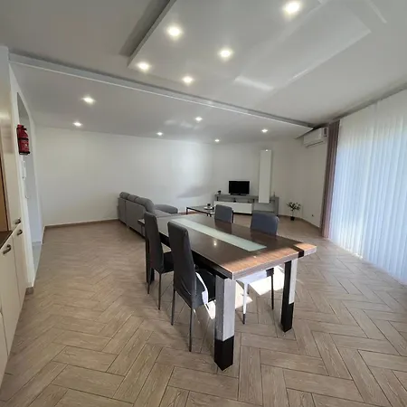 Free Wifi - 2 Min Walk To Sea - Modern 2 Bedroom Corner Ground Floor With Large Terrace Balcony - Superb Location - Qawra * San Pawl il-Baħar