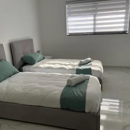 Free Wifi - 2 Min Walk To Sea - Modern 2 Bedroom Corner Ground Floor With Large Terrace Balcony - Superb Location - Qawra