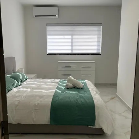 Apartamento Free Wifi - 2 Min Walk To Sea - Modern 2 Bedroom Corner Ground Floor With Large Terrace Balcony - Superb Location - Qawra