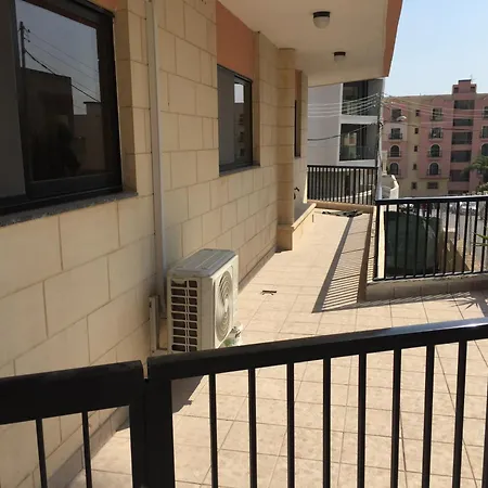 Free Wifi - 2 Min Walk To Sea - Modern 2 Bedroom Corner Ground Floor With Large Terrace Balcony - Superb Location - Qawra *
